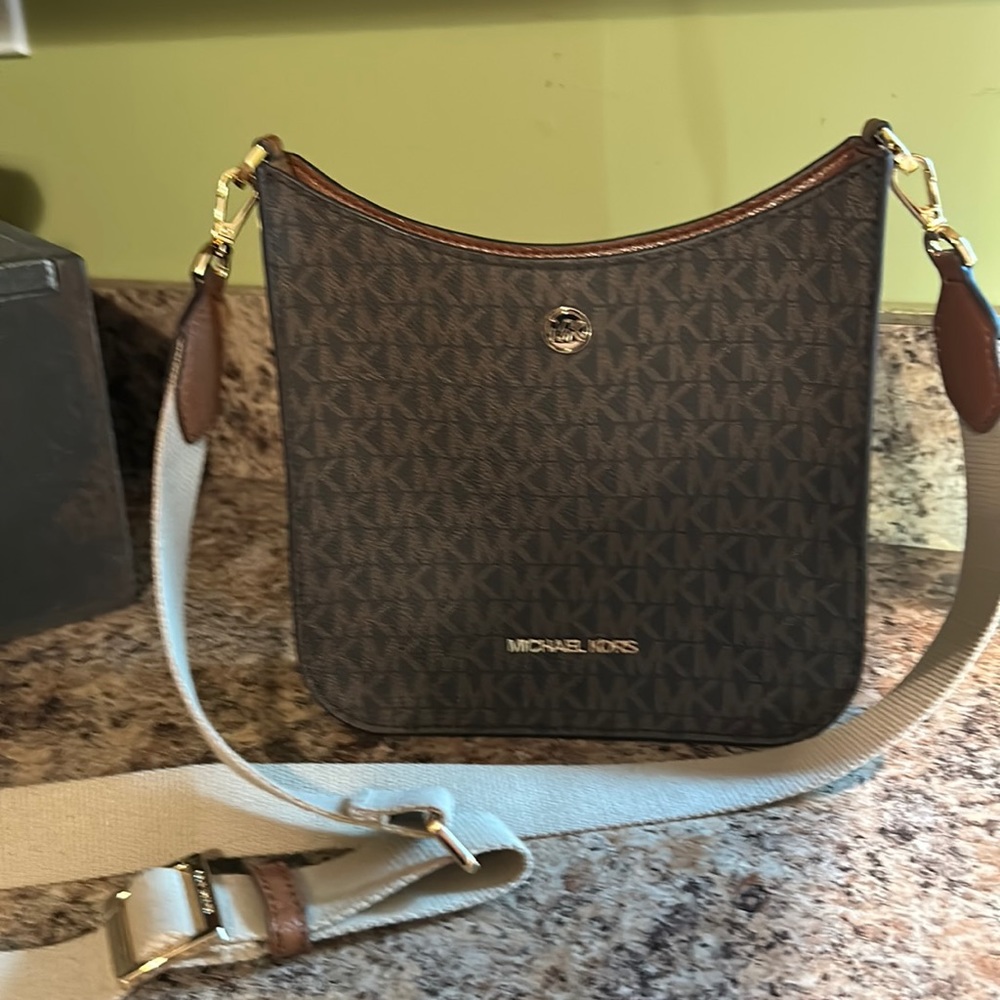 MICHAEL KORS
Briley Small Logo Messenger Bag Bag